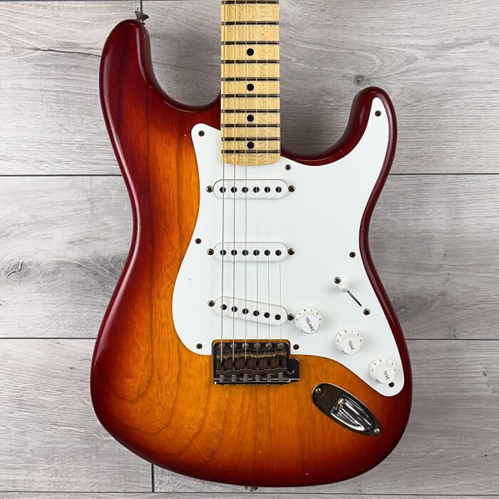 FENDER Custom Shop W25 1955 STRAT Journeyman, Aged Cherry Sunburst - Image 3